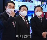 [포토]'2022년 중소기업인 신년 인사회' 참석한 김부겸-김기문-윤석열
