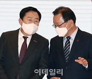 [포토]이야기 나누는 김부겸 총리-김기문 회장