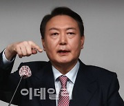 토론 응하는 윤석열 "3회도 부족"