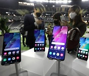 '갤S21 FE' 공개한 삼성..새해부터 중저가폰 시장 불붙는다