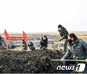 북한 "각지 농업 일꾼들, 많은 거름을 포전에 실어내"