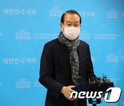 국민의힘 선대본부장 권영세 의원 '국회 찾아 취재진과 질의응답'