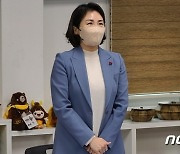 간담회에서 인사말하는 김혜경