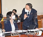 용혜인 기본소득당 의원과 대화하는 홍남기 경제부총리