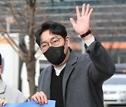 [E포토] 조진웅, '광수대 반장의 손인사'