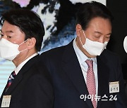 [포토]중소기업인 신년인사회 참석한 윤석열-안철수, '지지율 크로스?'