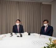 [포토]오세훈-박형준 시장과 만찬 나누는 윤석열 후보