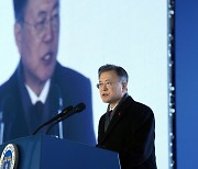 최북단역 찾은 문 대통령, '북한 미사일 발사'에도 "대화의 끈 놓아선 안돼"