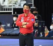 연패 탈출한 유도훈 감독 "부상 선수 복귀 전 최대한 승리해야" [KBL]