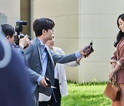 '공작도시' 수애-김강우, 기자들 급습+맹공격에 여유 상실