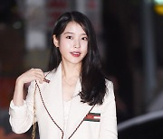 아이유, 팬 차별 오해 거듭 해명 "자체 조사 실시, 경고 조치"