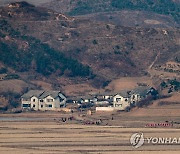 분주히 작업 중인 북한주민들
