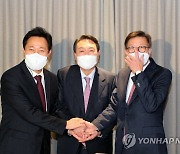 오세훈 서울시장, 박형준 부산시장과 악수하는 윤석열 후보