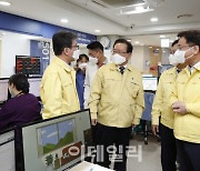 [포토]코로나19 전담병원 방문한 김부겸 총리