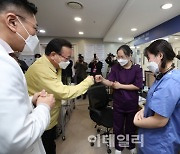 [포토]의료진과 인사 나누는 김부겸 총리