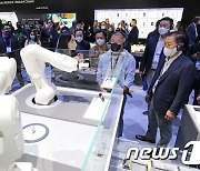 [CES2022]함께 삼성전자 부스 투어하는 정의선과 한종희