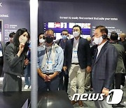 [CES2022]한종희 부회장과 삼성전자 TV 살펴보는 정의선 회장