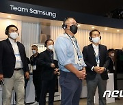 [CES2022]삼성전자 부스 관람하는 정의선 회장과 한종희 부회장