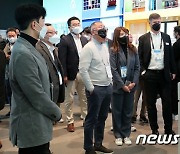 [CES2022]현대모비스 부스 살펴보는 정의선 회장