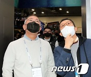 [CES2022]현대차 부스 살펴보는 정의선 회장