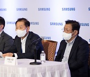 힘 싣는 삼성·LG '동맹설'..한종희 "LG와 OLED 협력 가능성 열려있다"