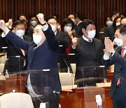 국민의힘, 의총서 '이준석 대표 사퇴' 결의 제안