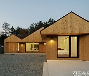 자연에서 온 재료로 만든 자연스러운 단층집