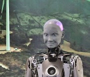 인간과 너무 비슷하다는 로봇 '아메카', 실제로 봤더니.. [CES 2022]
