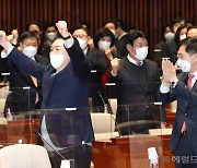 [헤럴드pic] 주먹 쥔 국민의힘 윤석열 대선 후보