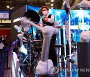 두산, 로봇과 함께 드럼 연주