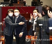의원총회서 포옹하는 윤석열-이준석