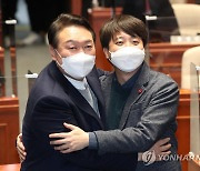 尹·李, 16일만 의총서 극적 화해 '원팀 포옹'.."힘 합해 승리"(종합2보)