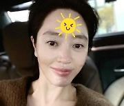 '53세' 김혜수, 민낯에도 나이 잊은 동안 미모..햇살도 웃음 짓네 [TEN★]