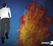 대학교 현수막 불 태우고 출동 경찰관 폭행한 50대 집유