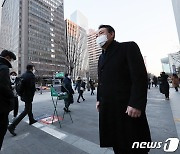 윤석열 '지옥철' 타고 출근.."수도권 광역 교통망 개선 방안 모색"