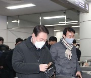 윤석열 후보 '지하철 타고 출근'