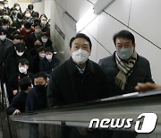 '출근길 지하철' 에스컬레이터 서서 가는 윤석열