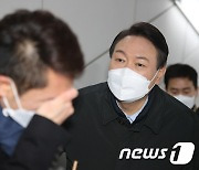 응원하는 지지자 위로하는 윤석열