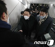 출근시간 지지자와 악수하는 윤석열