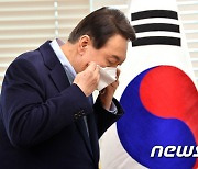 면담 전 마스크 쓰는 윤석열 후보