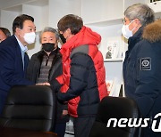 면담 전 악수하는 윤석열 후보와 대장동 원주민