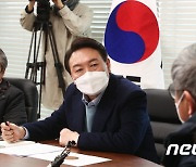 대장동 피해 원주민 발언에 귀 기울이는 윤석열