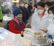 김 모락모락 나는 찐 옥수수 구매하는 안철수 후보 내외