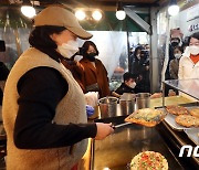 천안중앙시장 빈대떡집 찾은 안철수 국민의당 대선후보