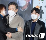 서울시당 선대위원장과 포옹하는 이재명 후보