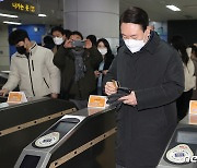 출근길 인사하고 이재명 공격하고..화해 하루만에 호흡맞춘 尹·李