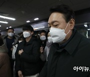 [아이포토]'지옥철' 타고 출근하는 윤석열, "경전철 2량, 출근길 아주 불편"