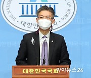 "백신 안 맞으면 국민 아닌가".. 조정훈, 文정부 '방역패스' 비판