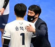 7연승 달리는 우리카드 신영철 감독, '송희채 토닥토닥' [사진]