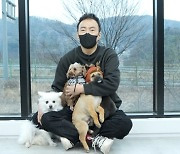 '할명수' 박명수, 새해맞이 깜짝 선행! 유기견 입양 사진 촬영